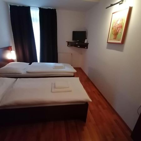 Hotel Arli Senica Exterior photo