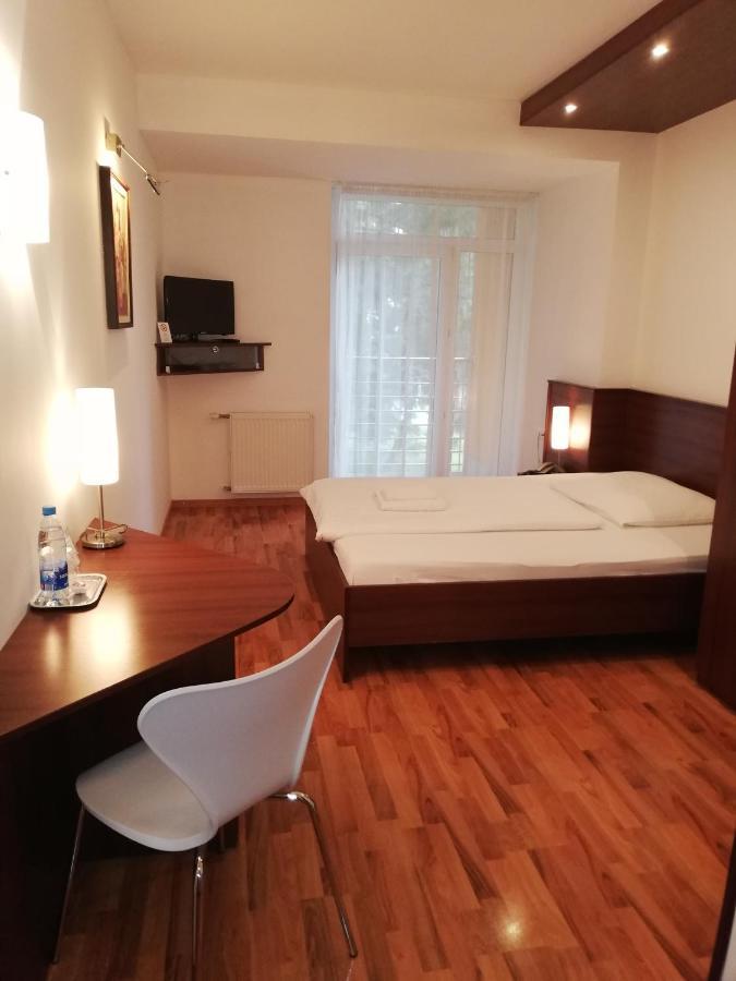 Hotel Arli Senica Exterior photo