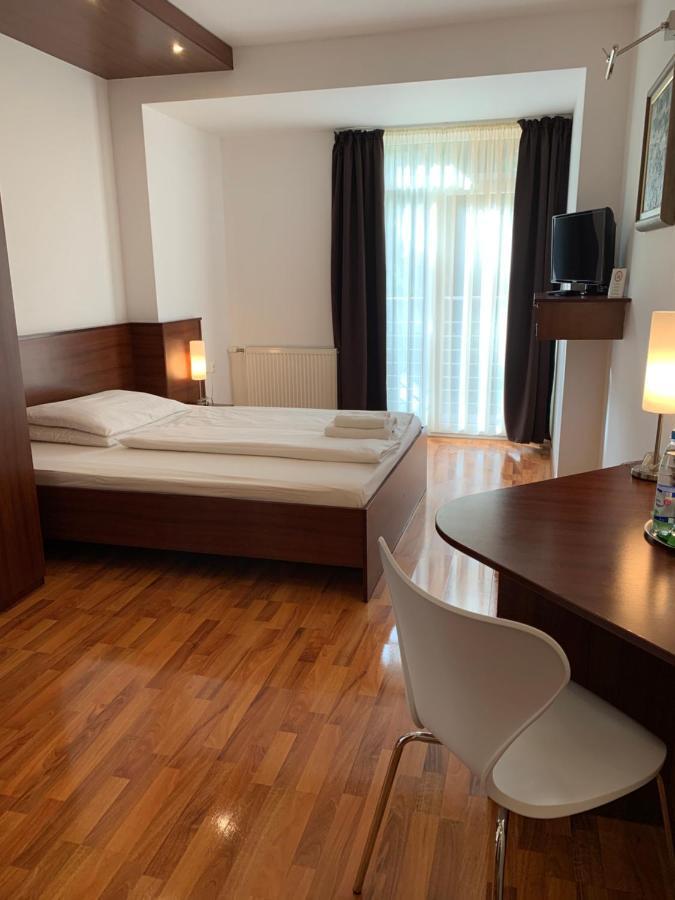 Hotel Arli Senica Exterior photo